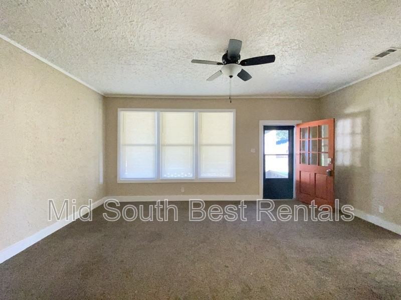 702 W 23rd St - Photo 2 of 10