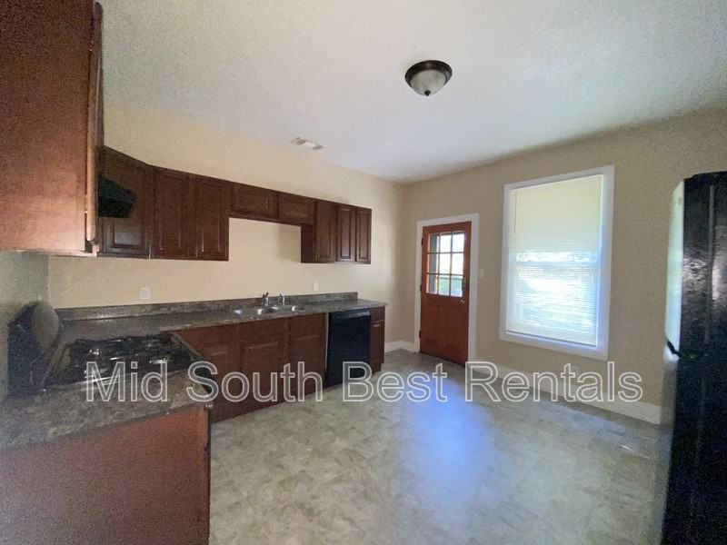 702 W 23rd St - Photo 3 of 10