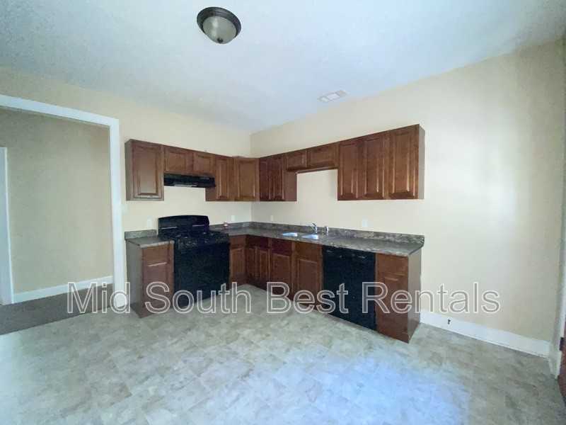 702 W 23rd St - Photo 4 of 10