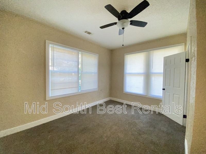 702 W 23rd St - Photo 5 of 10