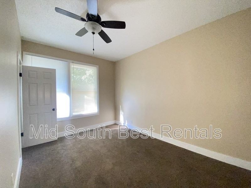 702 W 23rd St - Photo 7 of 10