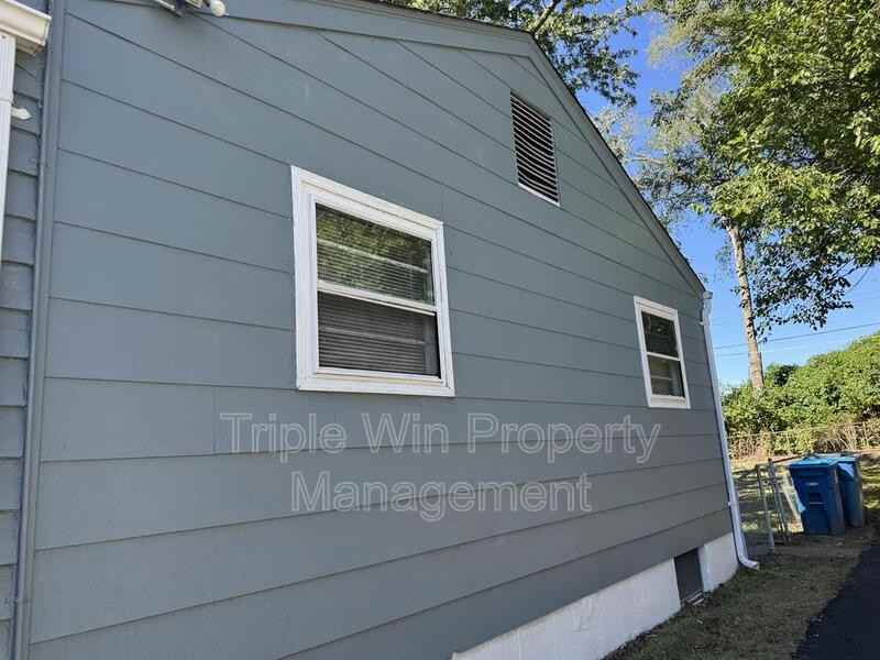 8629 Elwyn Dr - Photo 3 of 32