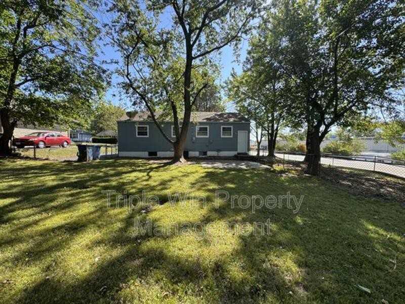 8629 Elwyn Dr - Photo 5 of 32