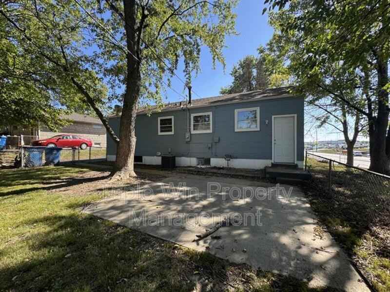 8629 Elwyn Dr - Photo 7 of 32