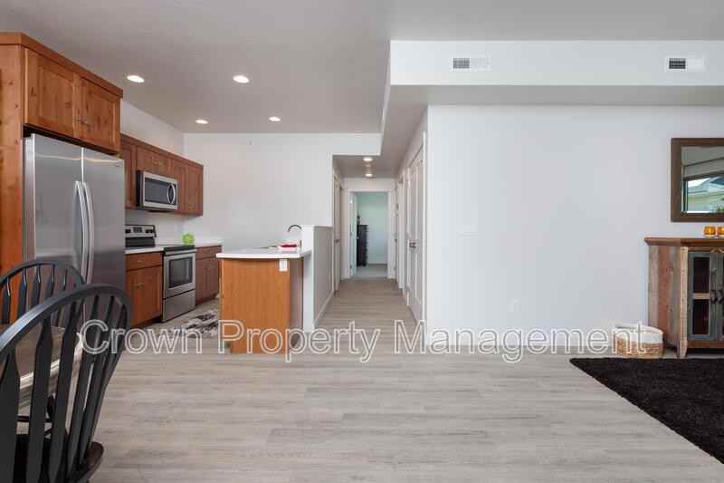 205 Sawyer Ln - Photo 3 of 50