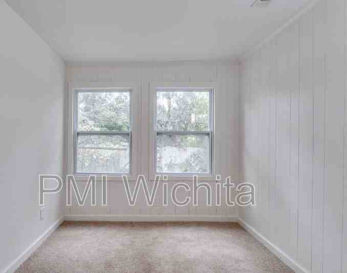 4311 E Lincoln St - Photo 5 of 11