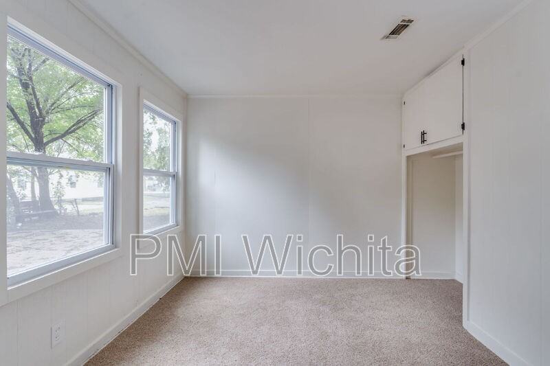 4311 E Lincoln St - Photo 7 of 11