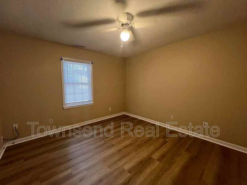 6458 Easthampton Rd - Photo 5 of 18