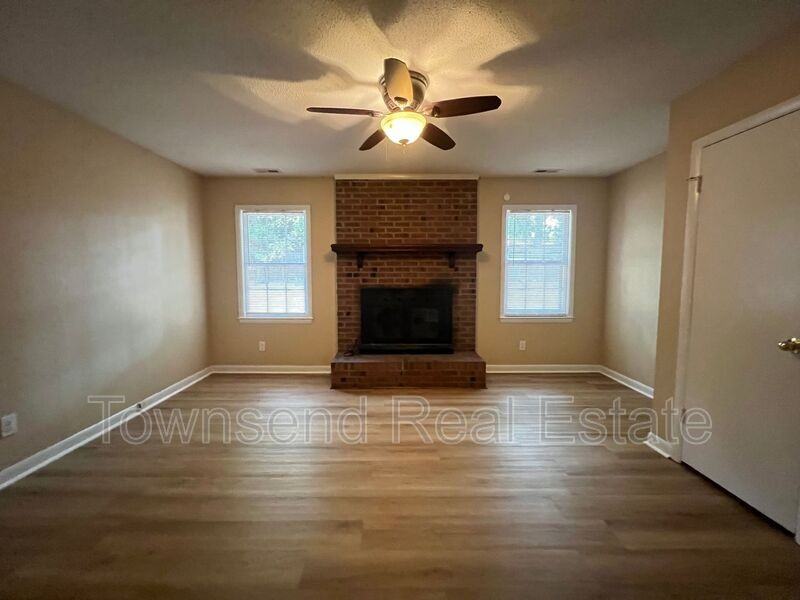 6458 Easthampton Rd - Photo 7 of 18