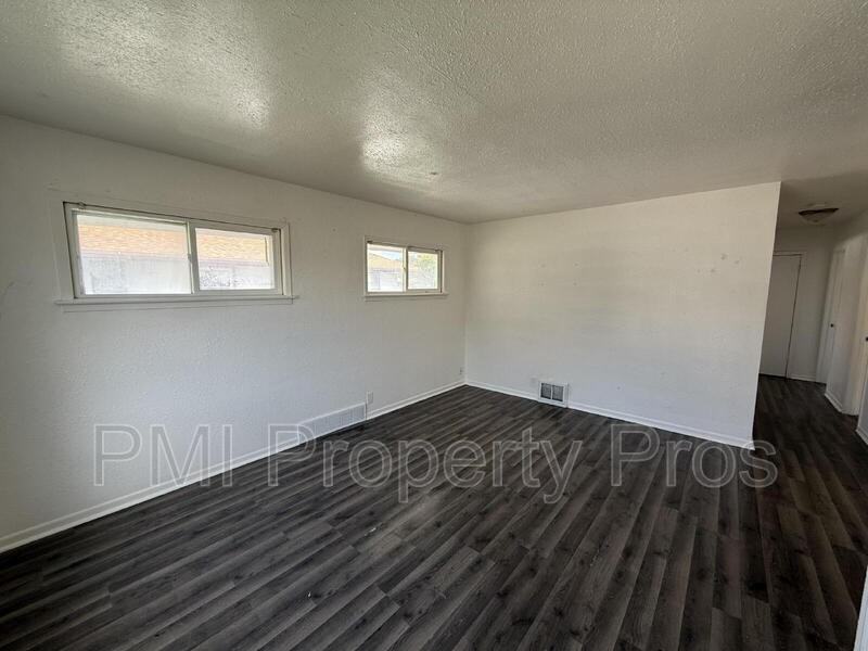 5642 N 61st St - Photo 2 of 23