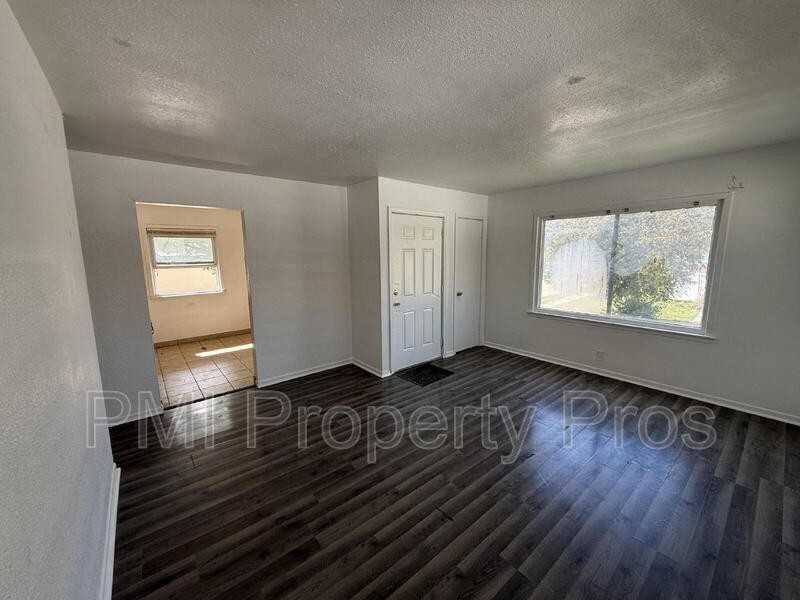 5642 N 61st St - Photo 3 of 23