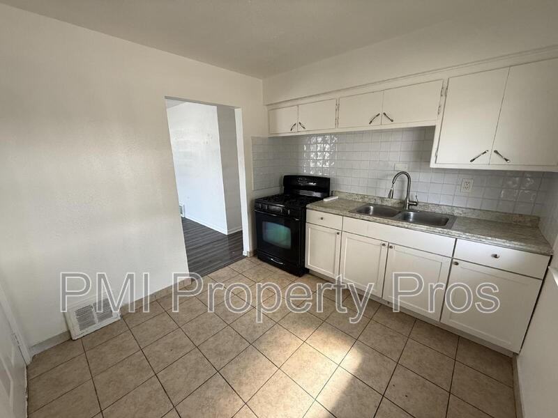 5642 N 61st St - Photo 6 of 23