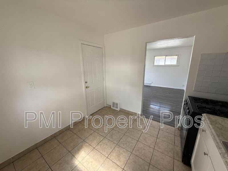 5642 N 61st St - Photo 7 of 23