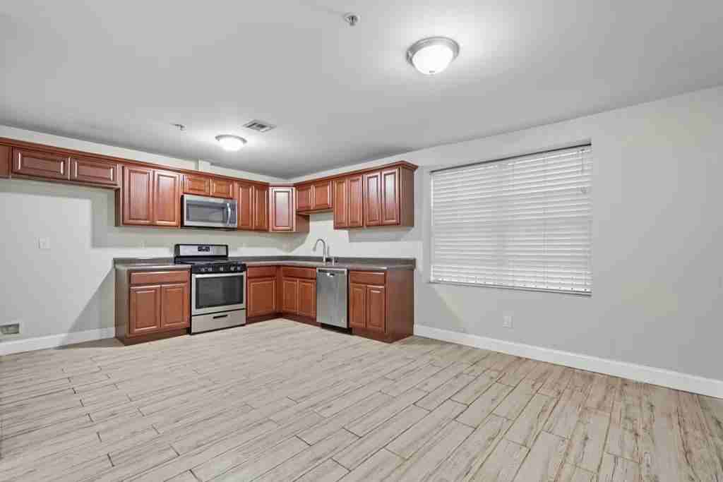 280 S 20th St #1 - Photo 3 of 15