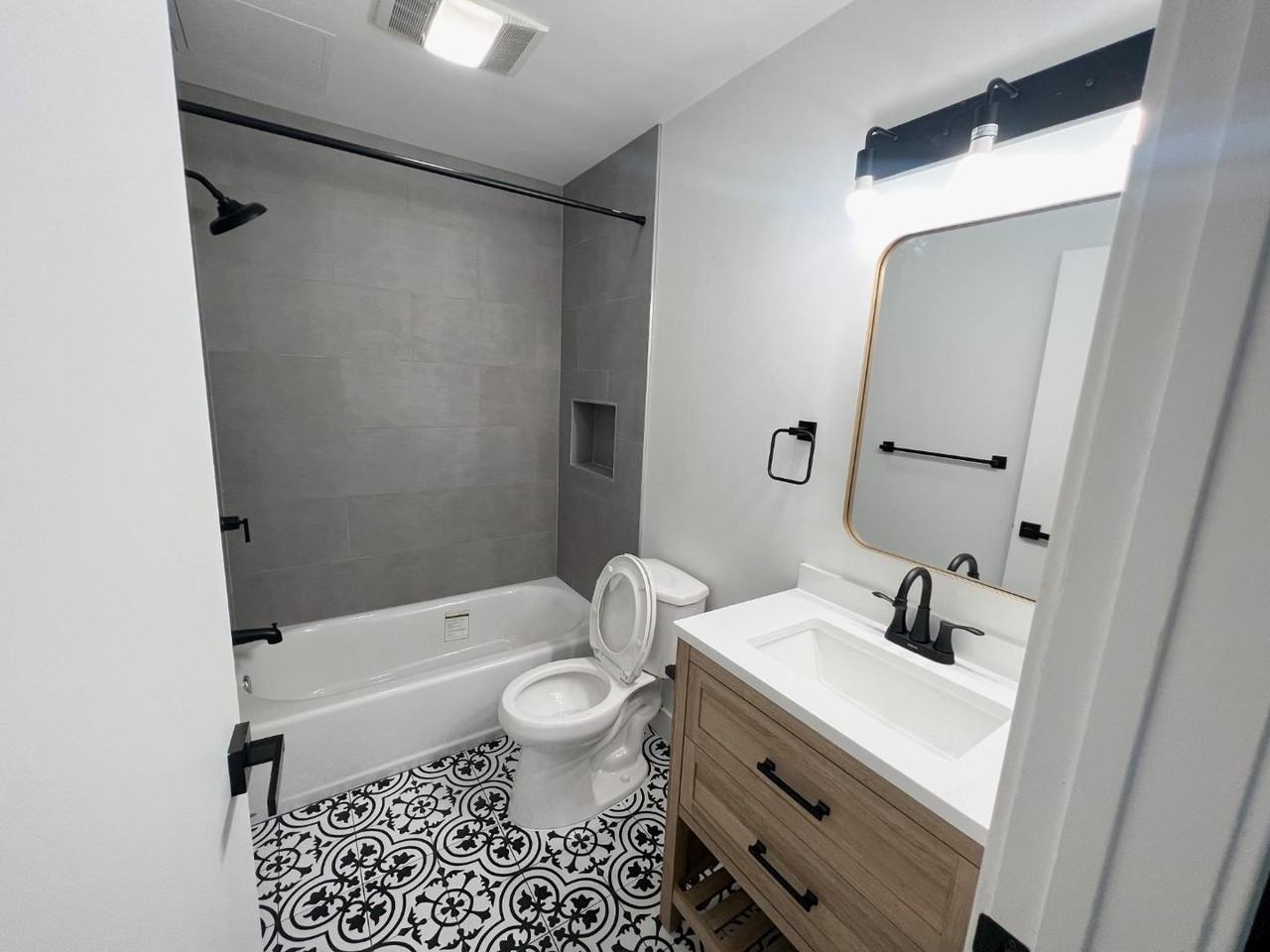 2050 Meridian - Photo 2 of 10