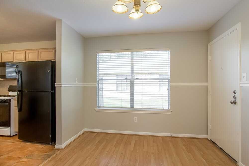 7930 Greens Rd - Photo 4 of 15