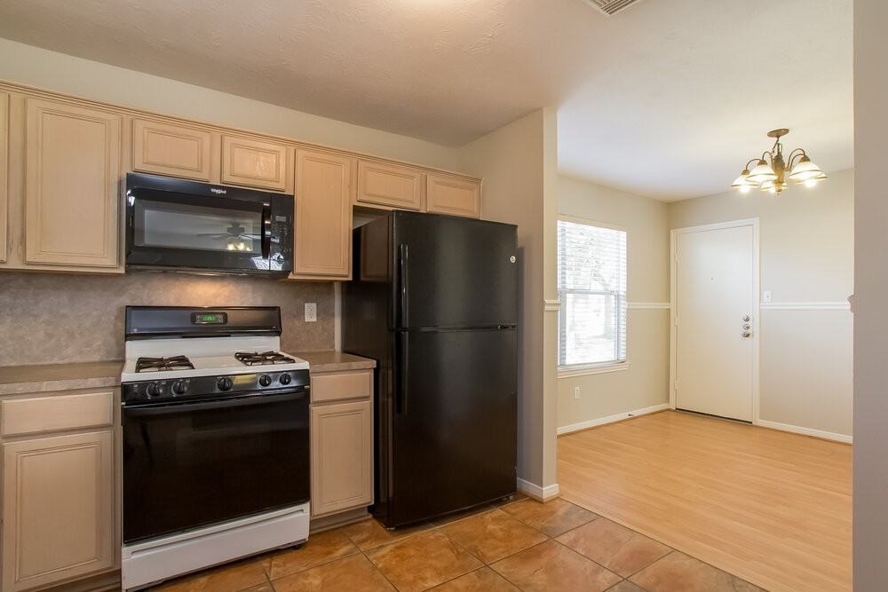 7930 Greens Rd - Photo 5 of 15