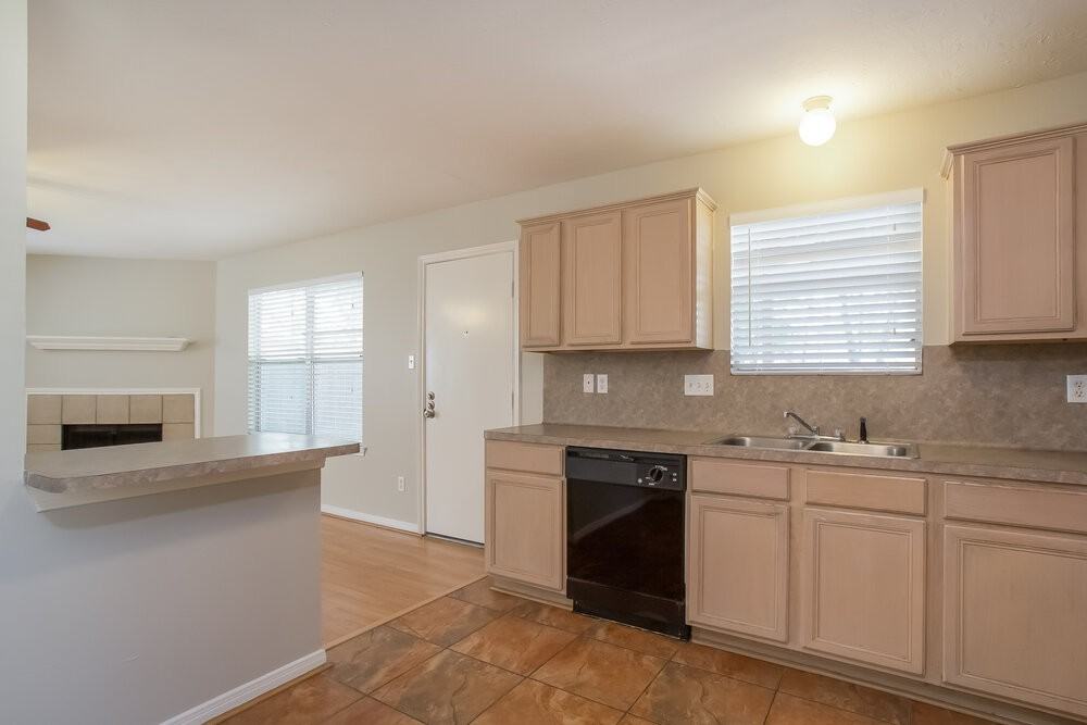 7930 Greens Rd - Photo 6 of 15