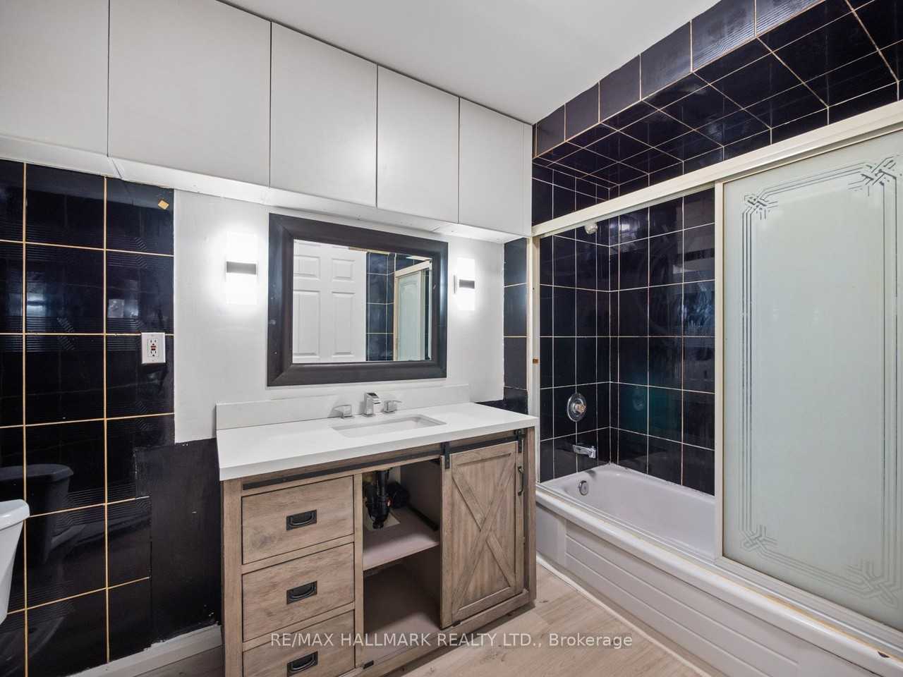 137 Gerrard Street East - Photo 4 of 9