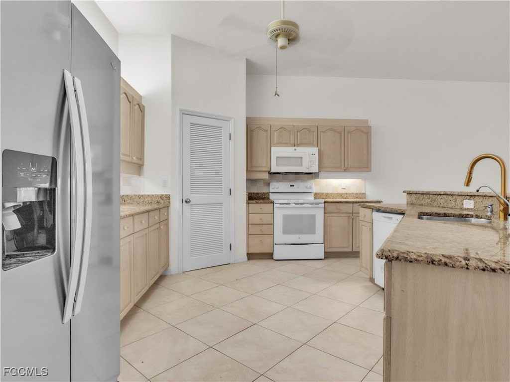 1580 Argyle Dr - Photo 2 of 16