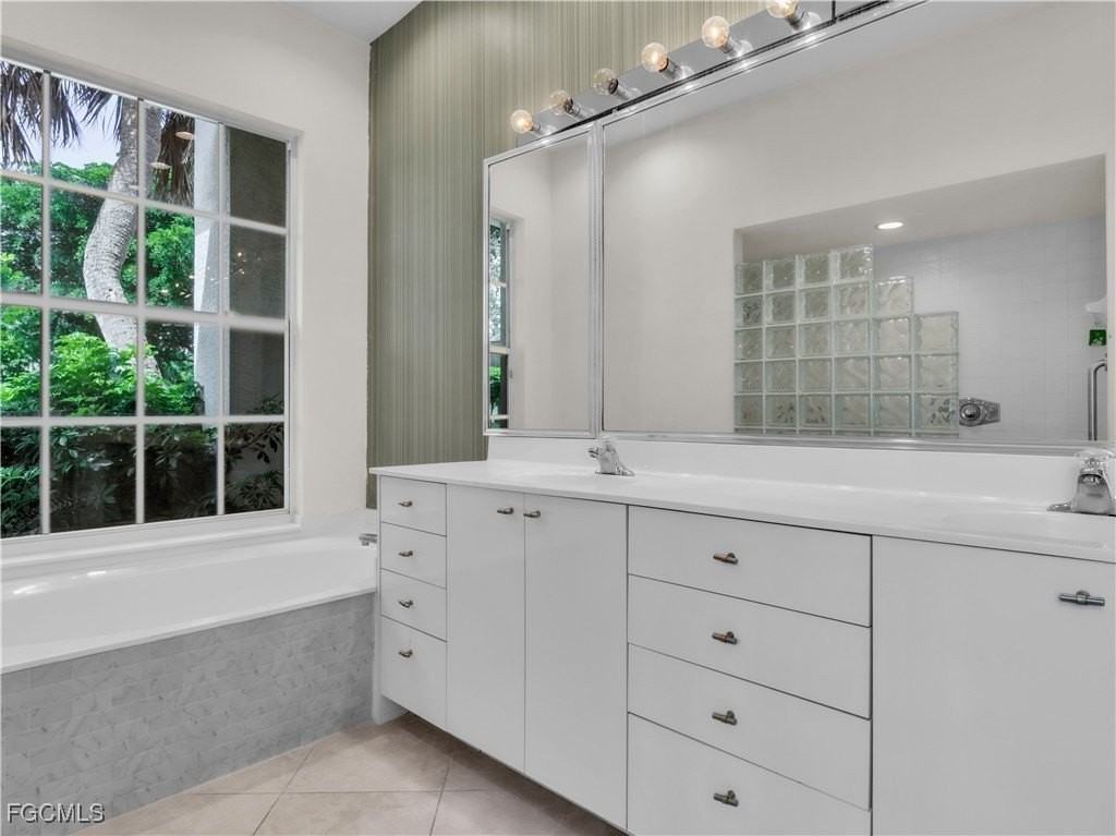 1580 Argyle Dr - Photo 5 of 16