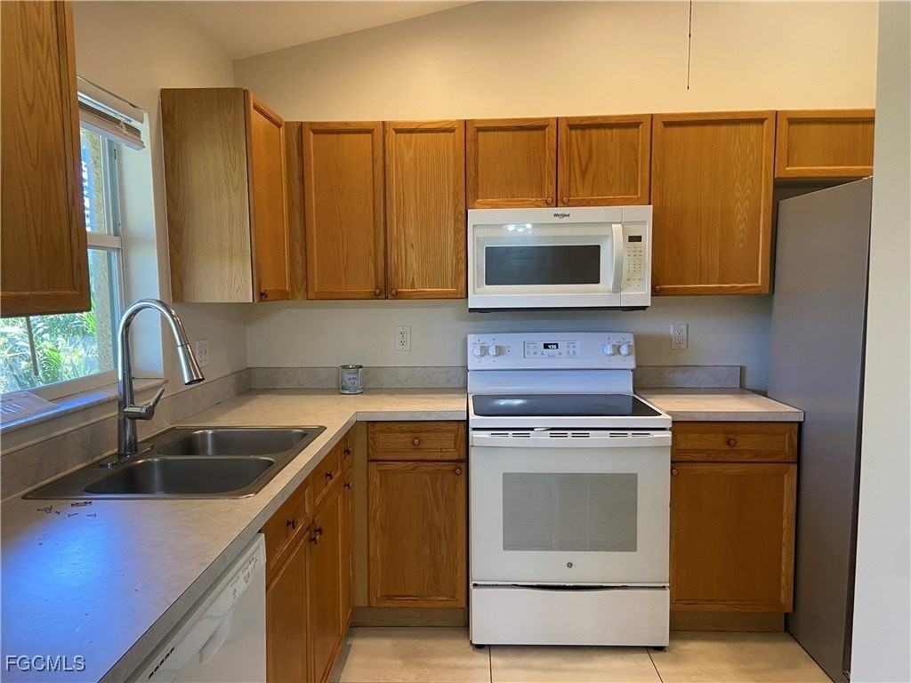 1301 Ne 12th Pl - Photo 6 of 14