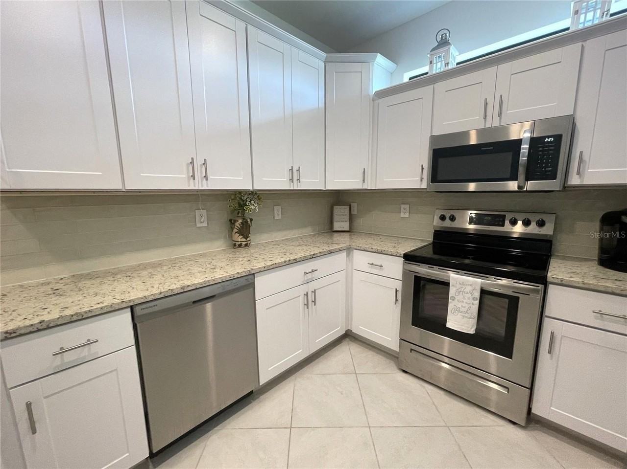 1912 Saddlewood Cir - Photo 3 of 50