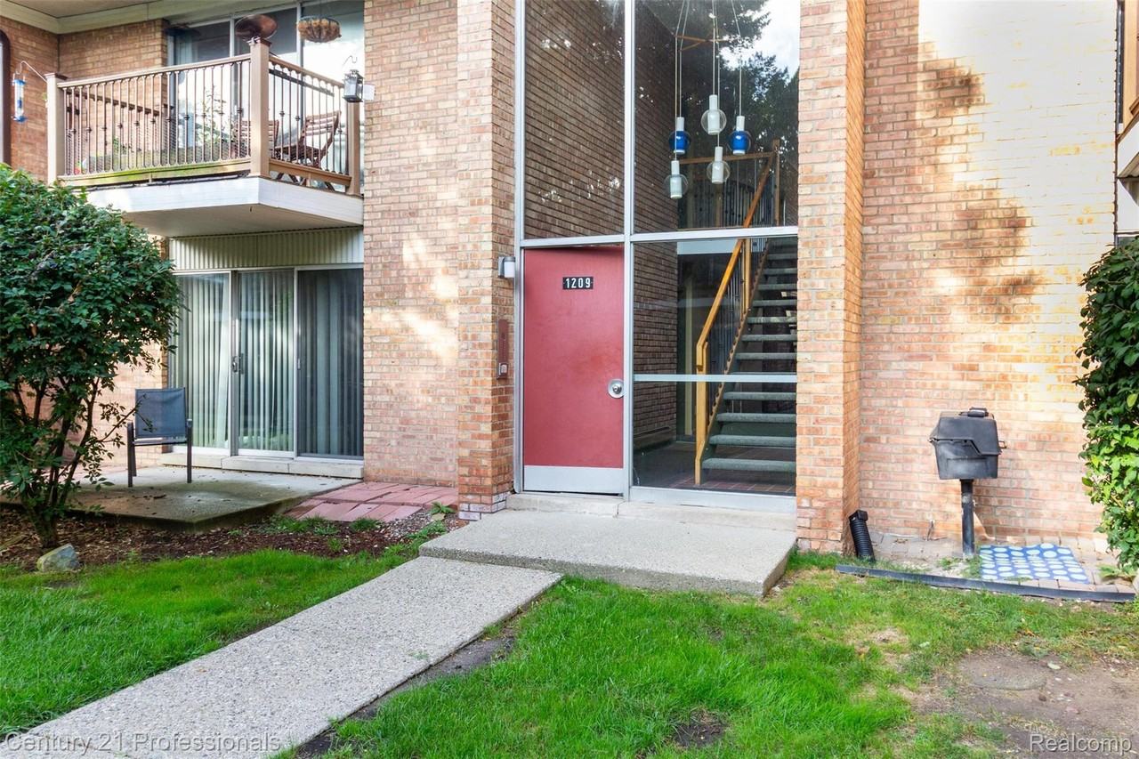 1233 Island Dr - Photo 2 of 38