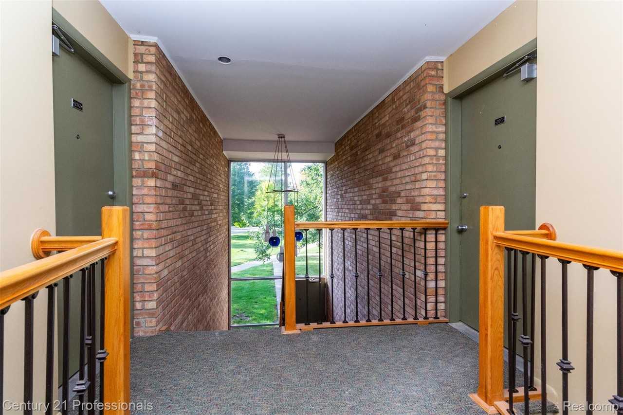 1233 Island Dr - Photo 4 of 38