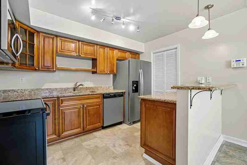 712 Biltmore Dr - Photo 2 of 32