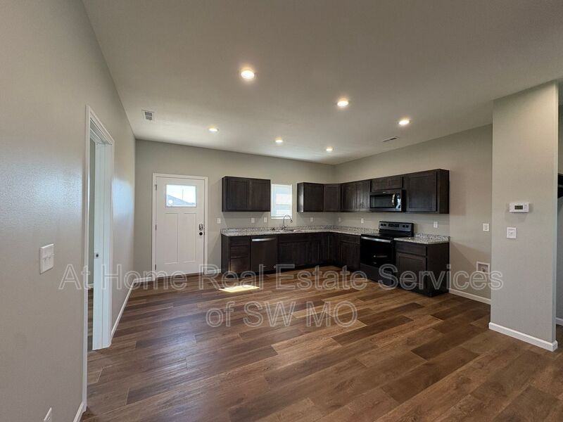 176 W Oak Lawn St - Photo 3 of 10
