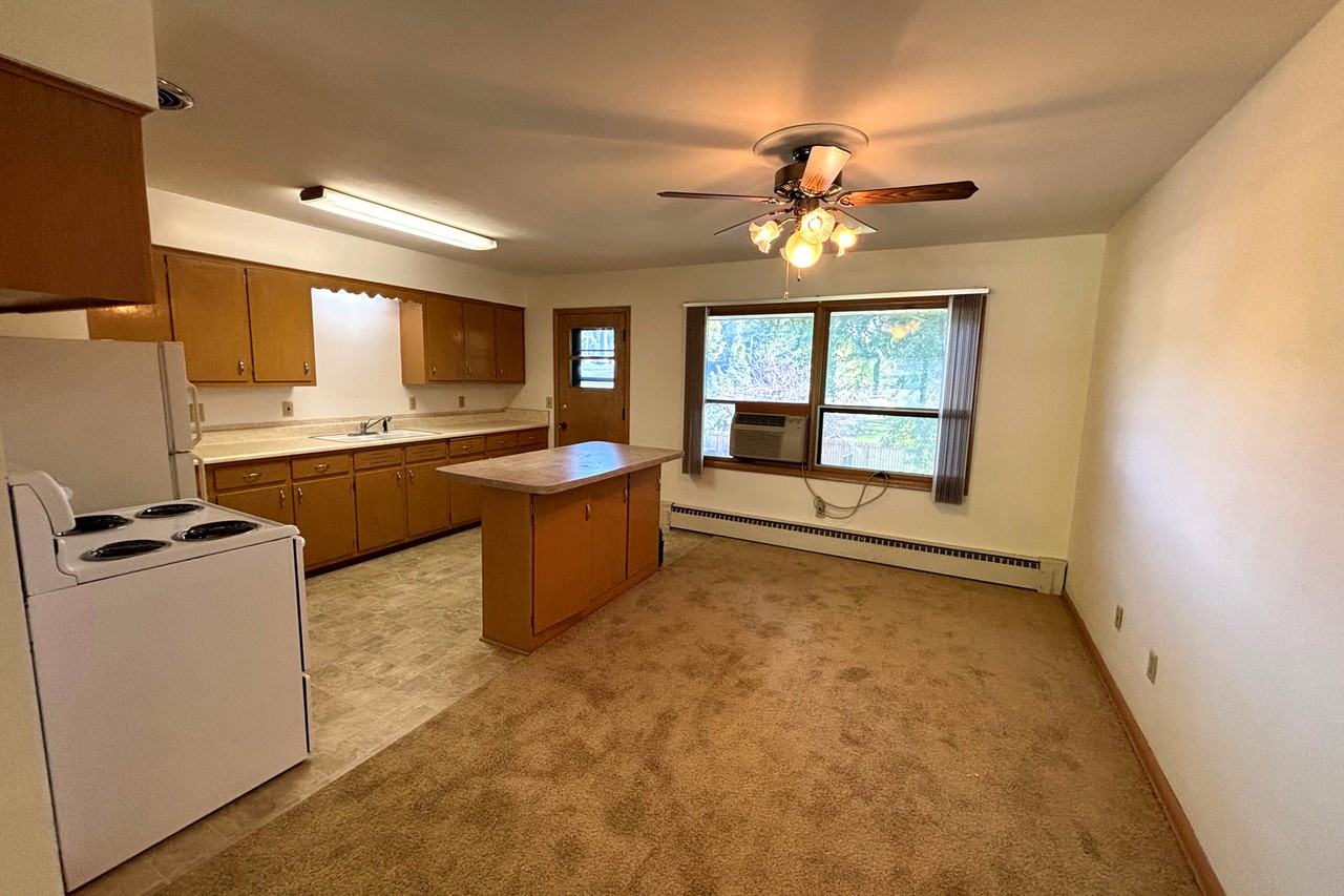 2409 Fremont Avenue - Photo 4 of 11