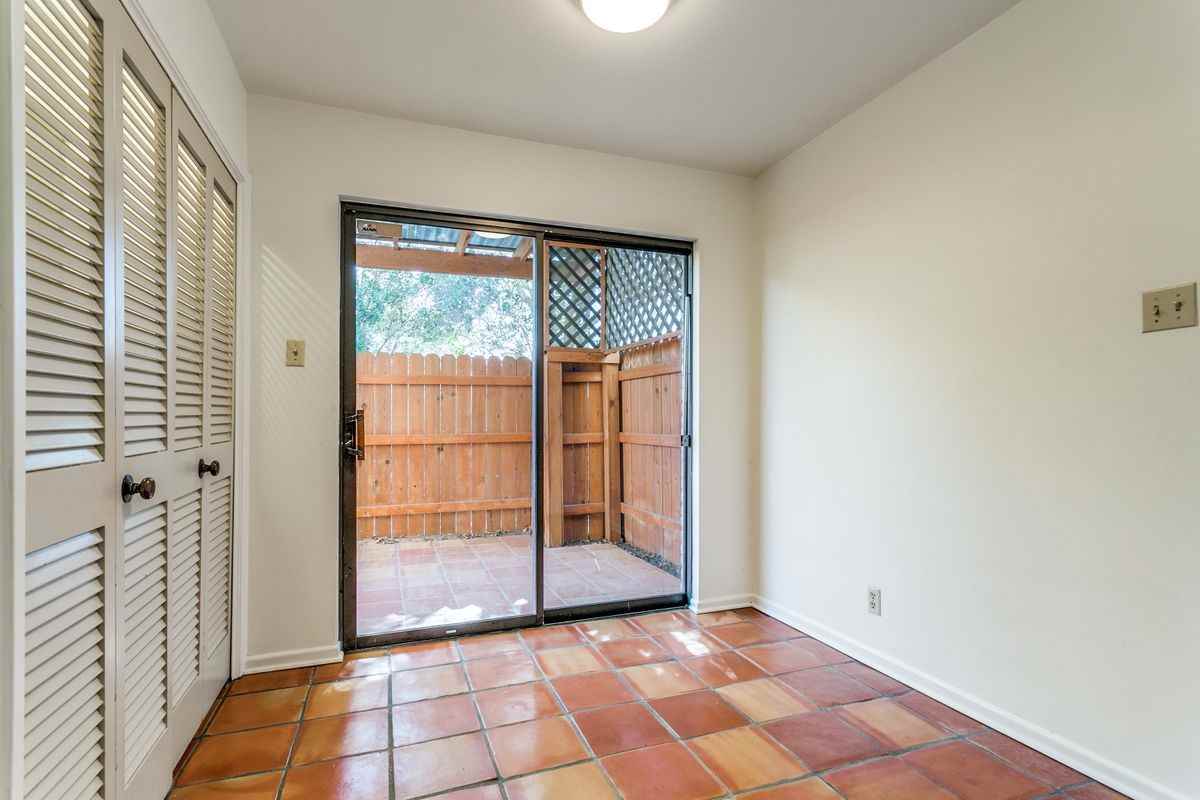 4 Gallery Ct - Photo 5 of 12