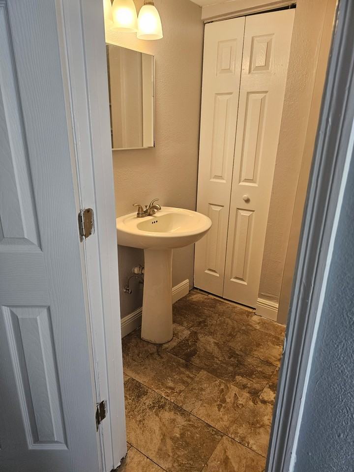 Davis St #D - Photo 2 of 10