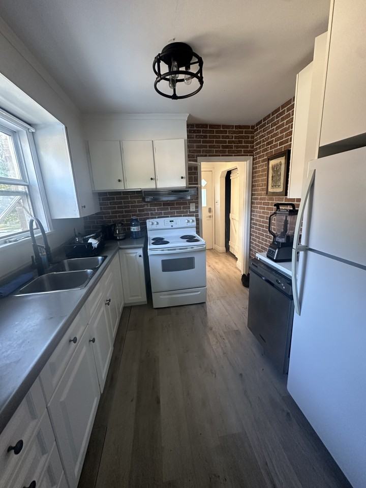 13 Pine Avenue South - Photo 2 of 6