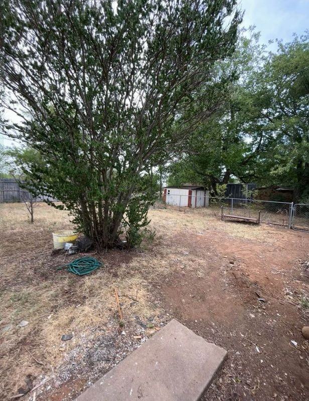 202 W 13th St - Photo 2 of 11