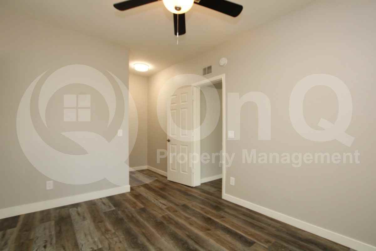 2807 E Paradise Ln #103 - Photo 4 of 15