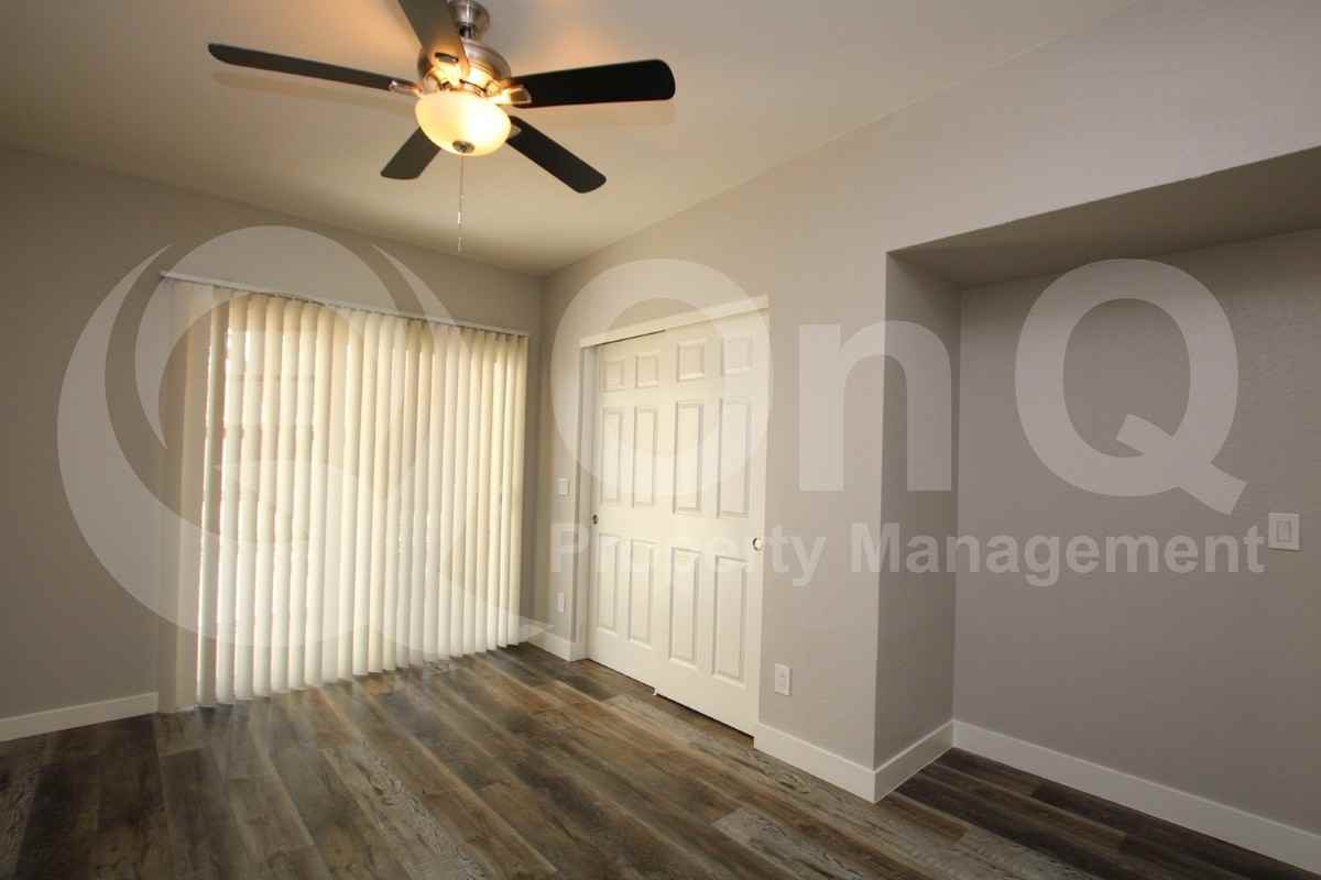 2807 E Paradise Ln #103 - Photo 7 of 15