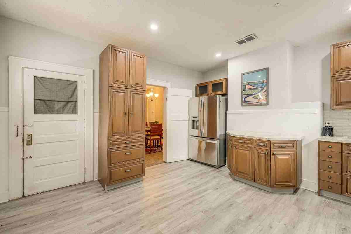 6932 Oakwood Street - Photo 6 of 27