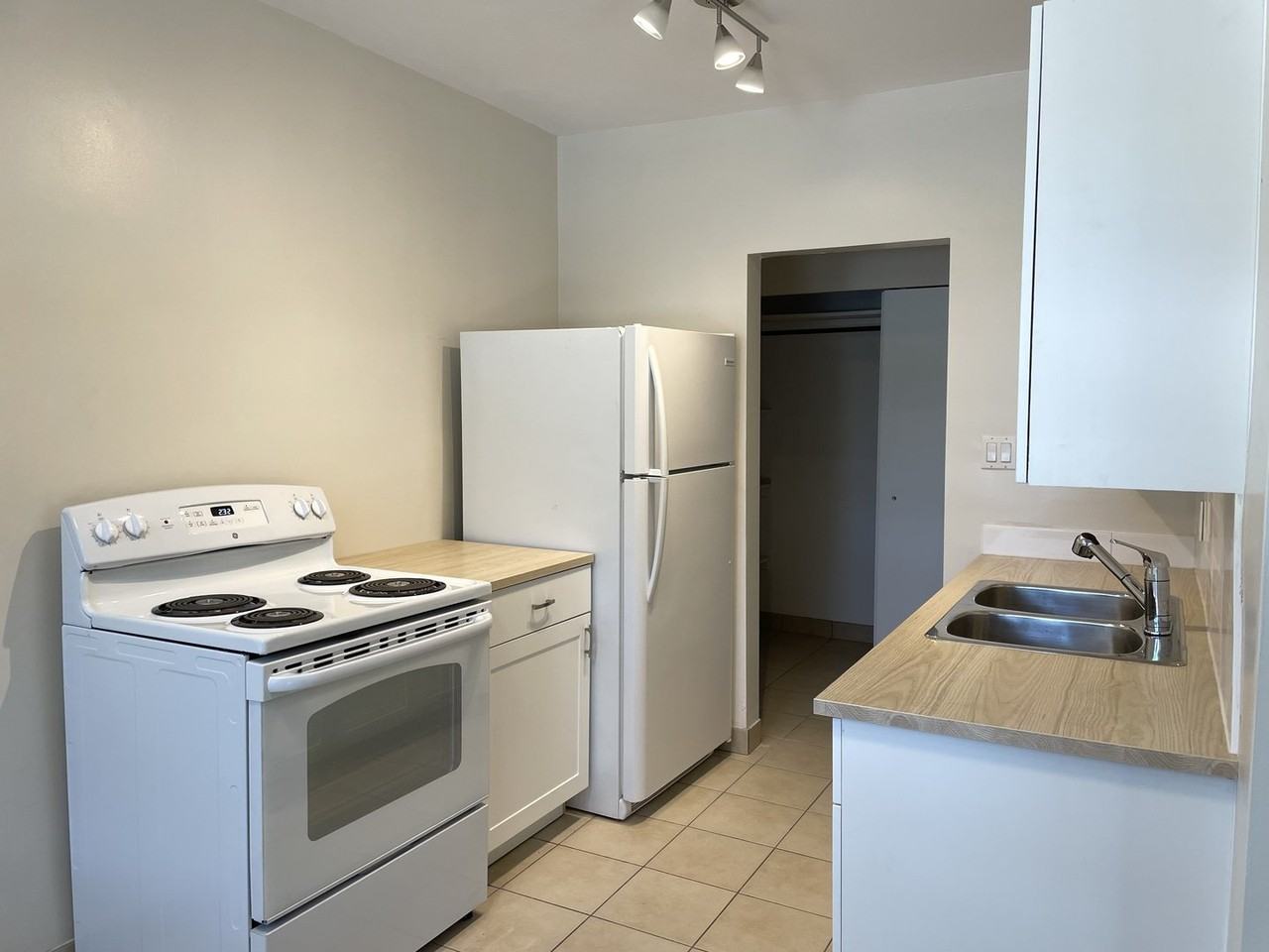 2154 Lilnan Crt - Photo 3 of 13