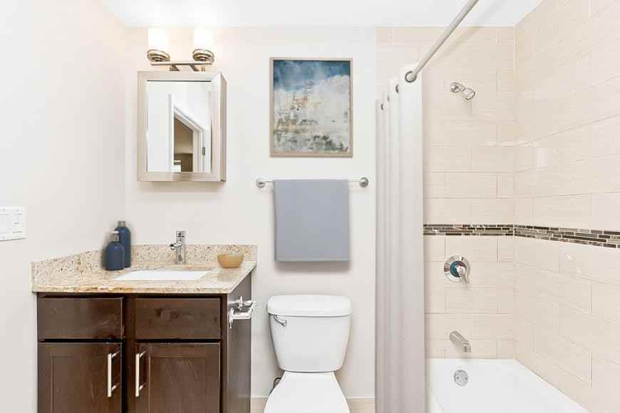 4759 N Maplewood Ave - Photo 5 of 9