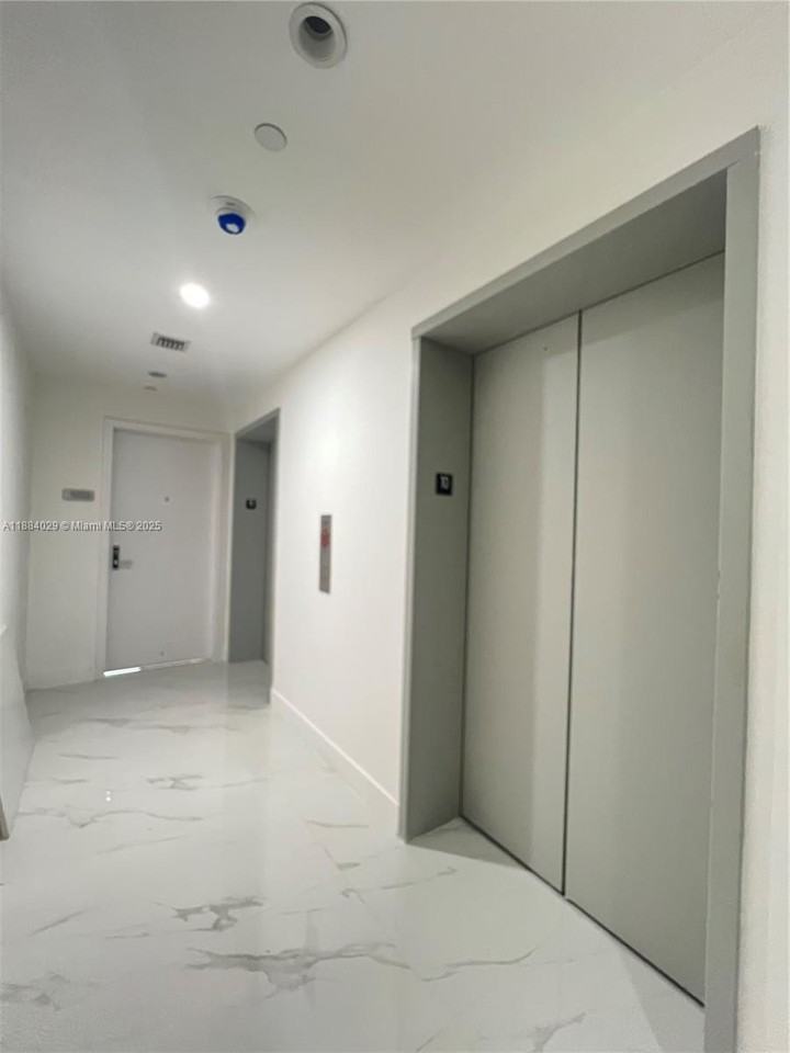 700 Ne 24th St #1006