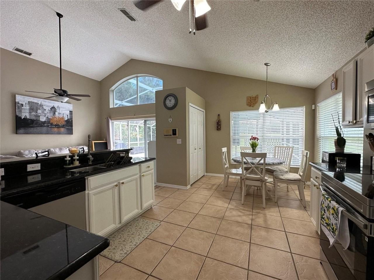 2227 Mallory Cir - Photo 6 of 23