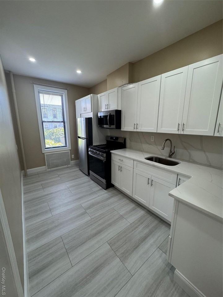 5942 Grove St - Photo 7 of 12