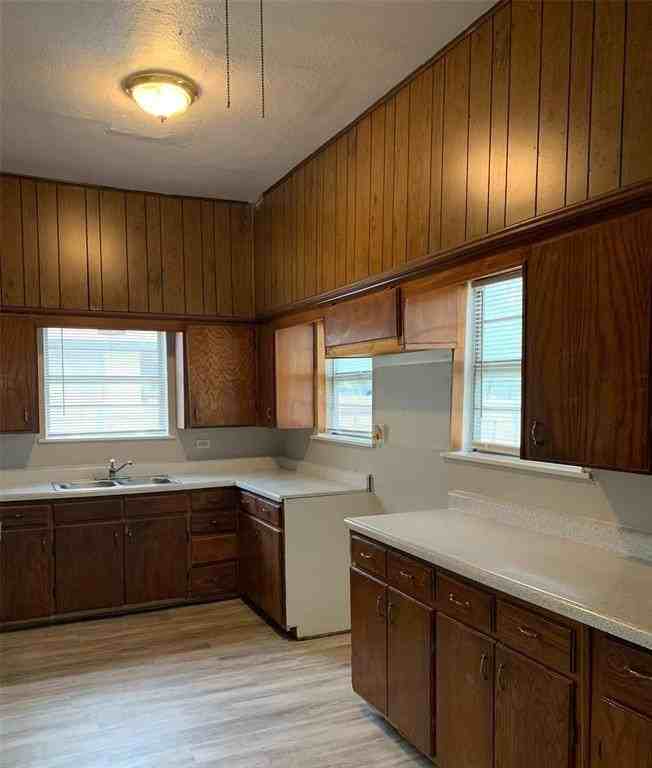 815 S Willow St - Photo 7 of 11