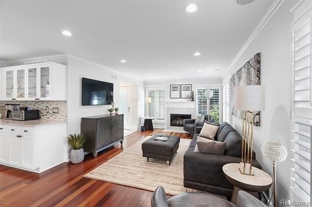 691 Wallace St - Photo 3 of 33