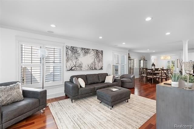 691 Wallace St - Photo 4 of 33