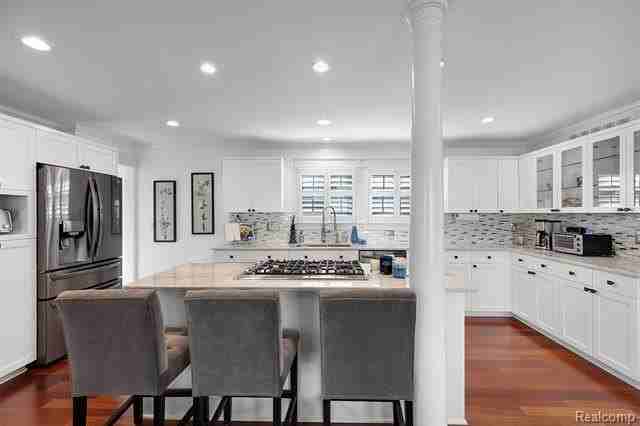 691 Wallace St - Photo 6 of 33