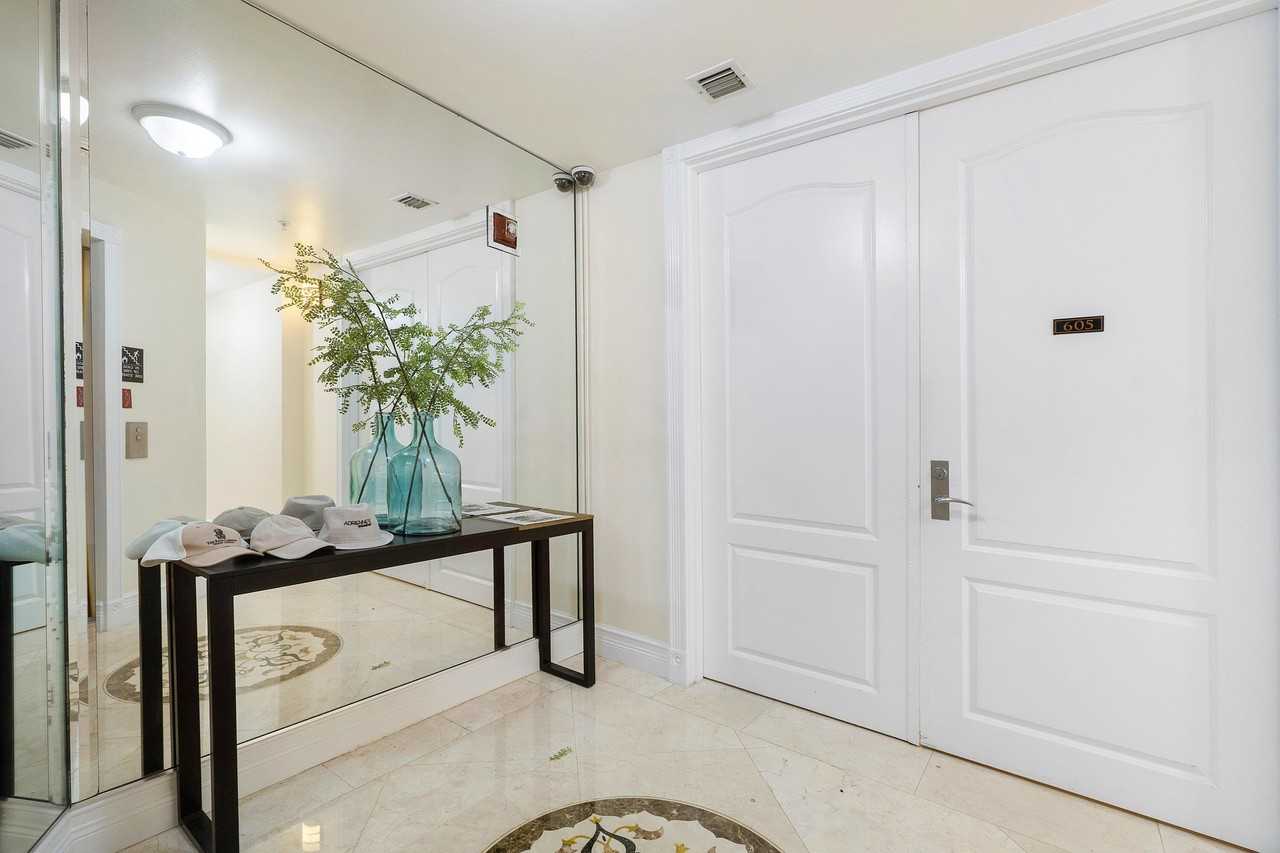 201 S Narcissus Ave #605 - Photo 5 of 33