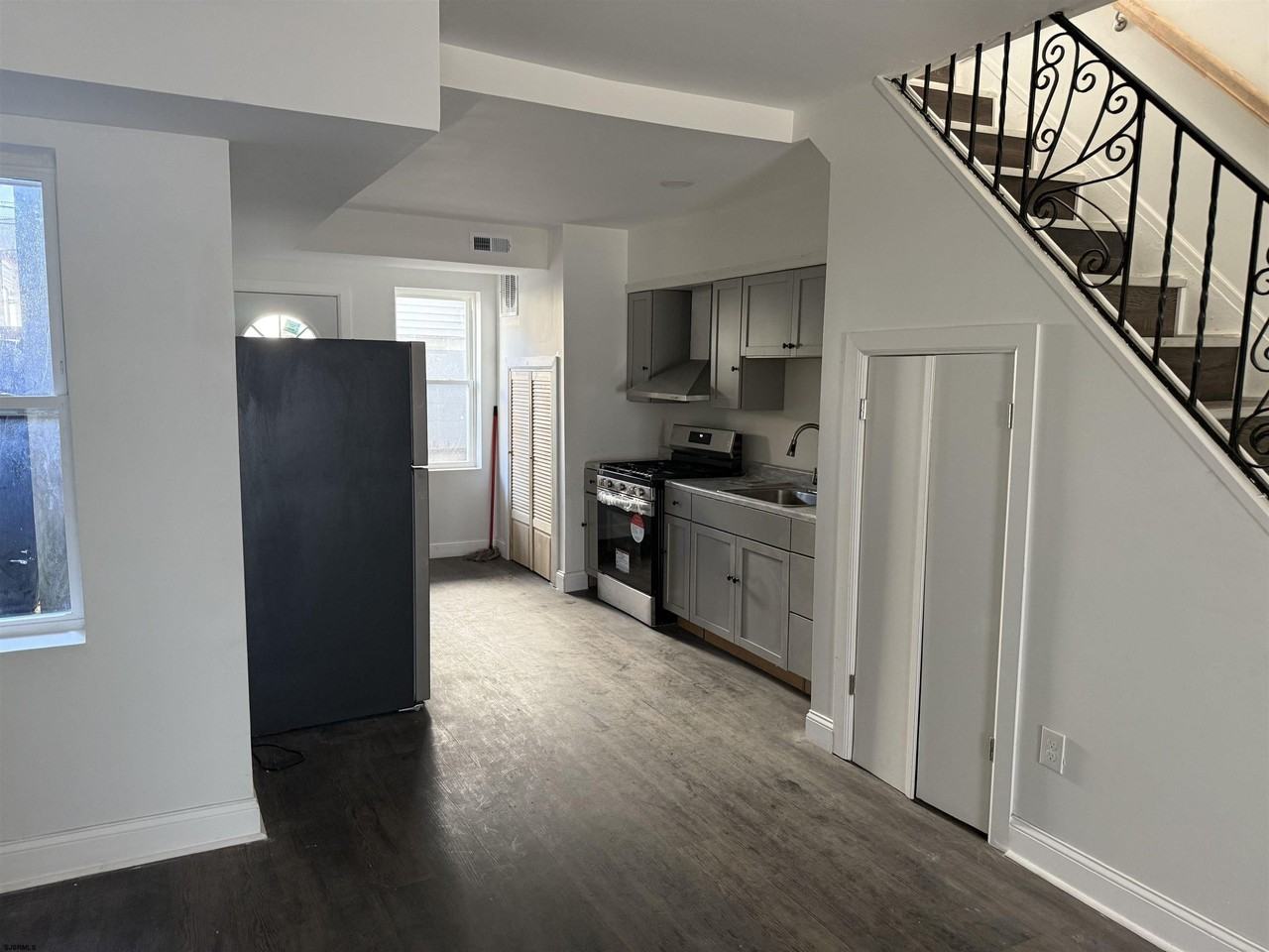 2417 Pacific Ave - Photo 4 of 27